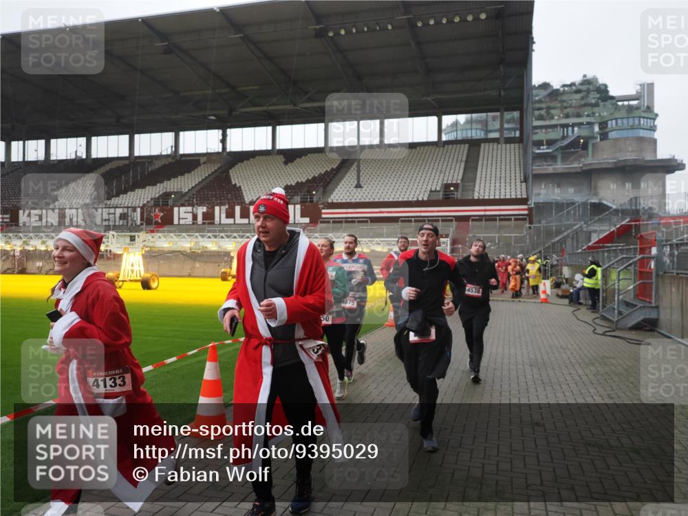 07.12.2025 - St. Pauli X-Mass-Run No. 15 Fabian Wolf http://msf.ph/oto/9395029 07.12.2025 10:27:58 Ziel 1717, 1742, 1745, 2101, 2188, 3713, 3879, 3881, 3883, 4065, 4132, 4133, 4189, 4350, 4453, 4454, 4462, 4463, 4527, 4538, 4875 meine-sportfotos.de