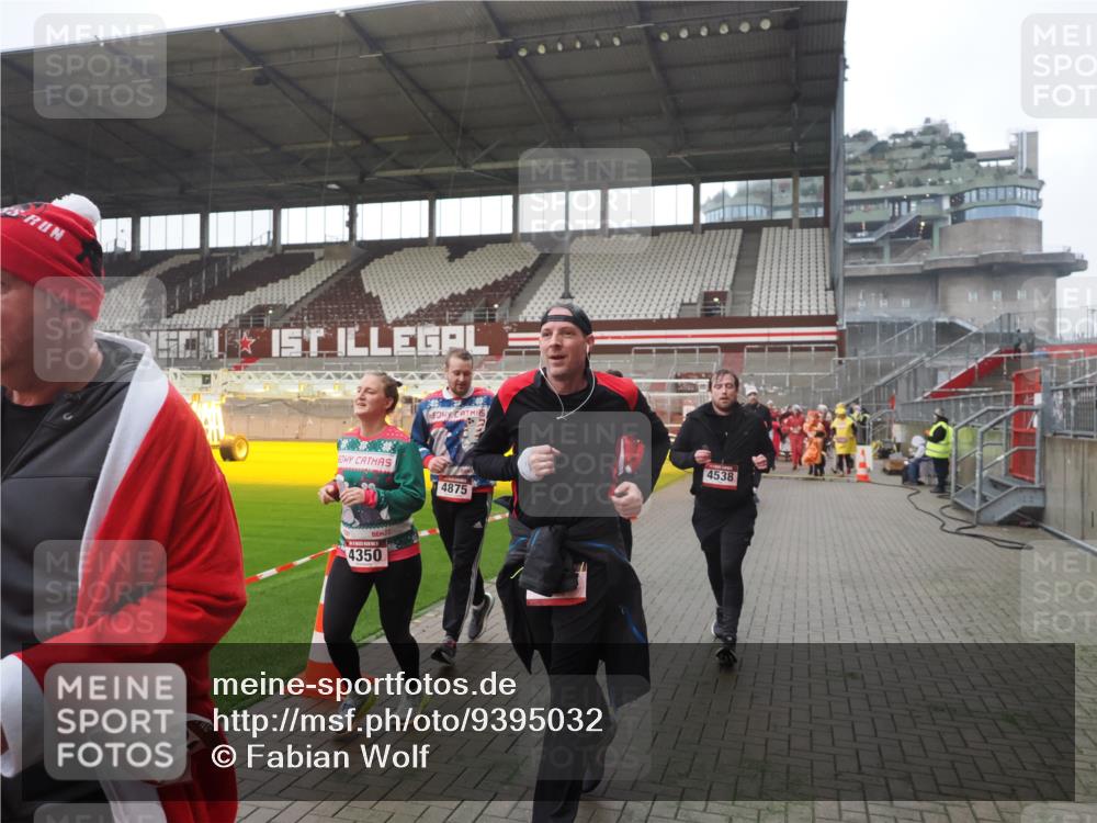 07.12.2025 - St. Pauli X-Mass-Run No. 15 Fabian Wolf http://msf.ph/oto/9395032 07.12.2025 10:27:58 Ziel 1717, 1742, 1745, 2101, 2188, 3713, 3879, 3881, 3883, 4065, 4132, 4133, 4189, 4350, 4453, 4454, 4462, 4463, 4527, 4538, 4875 meine-sportfotos.de