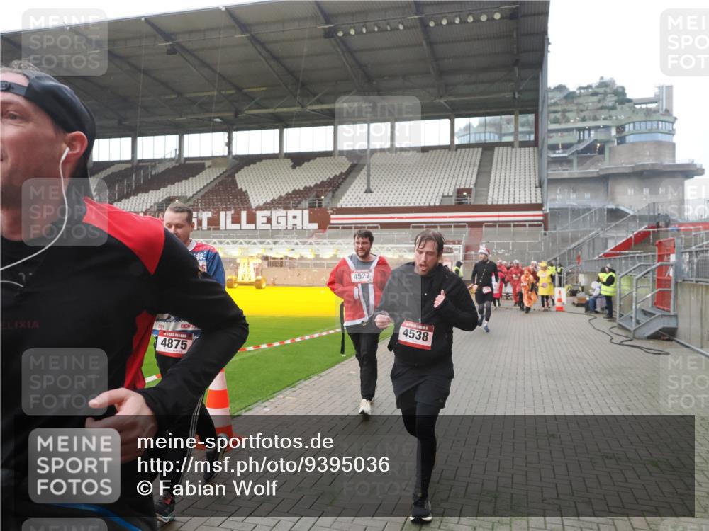 07.12.2025 - St. Pauli X-Mass-Run No. 15 Fabian Wolf http://msf.ph/oto/9395036 07.12.2025 10:27:59 Ziel 1717, 1742, 1745, 2101, 2188, 3412, 3713, 3730, 3879, 3881, 3883, 4065, 4132, 4133, 4189, 4350, 4453, 4454, 4527, 4538, 4700, 4708, 4875 meine-sportfotos.de