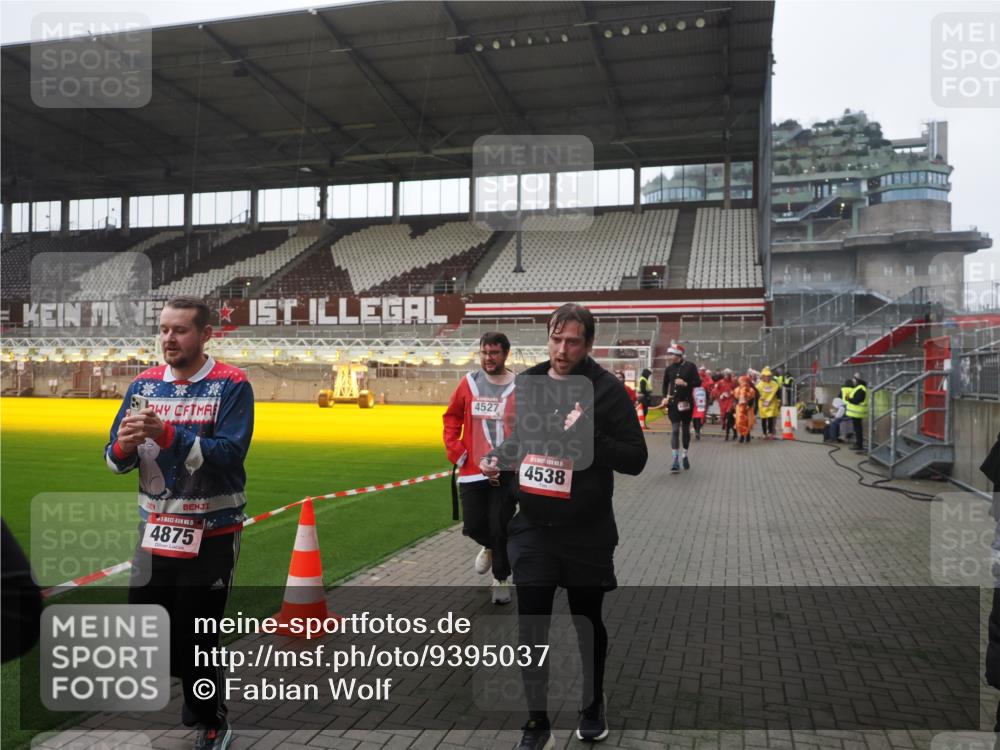 07.12.2025 - St. Pauli X-Mass-Run No. 15 Fabian Wolf http://msf.ph/oto/9395037 07.12.2025 10:27:59 Ziel 1717, 1742, 1745, 2101, 2188, 3412, 3713, 3730, 3879, 3881, 3883, 4065, 4132, 4133, 4189, 4350, 4453, 4454, 4527, 4538, 4700, 4708, 4875 meine-sportfotos.de