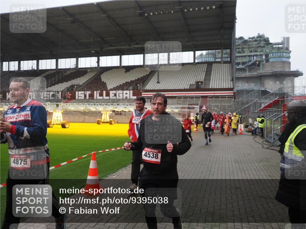 07.12.2025 - St. Pauli X-Mass-Run No. 15 Fabian Wolf http://msf.ph/oto/9395038 07.12.2025 10:28:00 Ziel 1717, 1742, 1745, 2188, 3412, 3713, 3730, 3879, 3881, 3883, 4064, 4065, 4132, 4133, 4189, 4344, 4350, 4453, 4454, 4527, 4538, 4700, 4708, 4710, 4875 meine-sportfotos.de