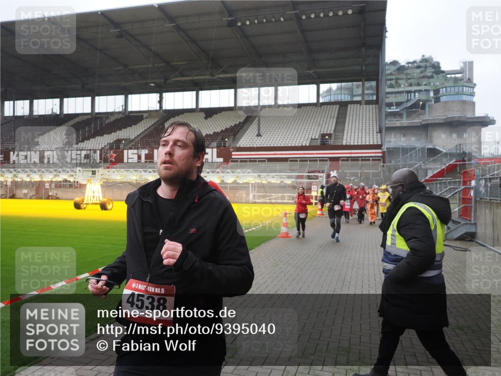 07.12.2025 - St. Pauli X-Mass-Run No. 15 Fabian Wolf http://msf.ph/oto/9395040 07.12.2025 10:28:00 Ziel 1717, 1742, 1745, 2188, 3412, 3713, 3730, 3879, 3881, 3883, 4064, 4065, 4132, 4133, 4189, 4344, 4350, 4453, 4454, 4527, 4538, 4700, 4708, 4710, 4875 meine-sportfotos.de