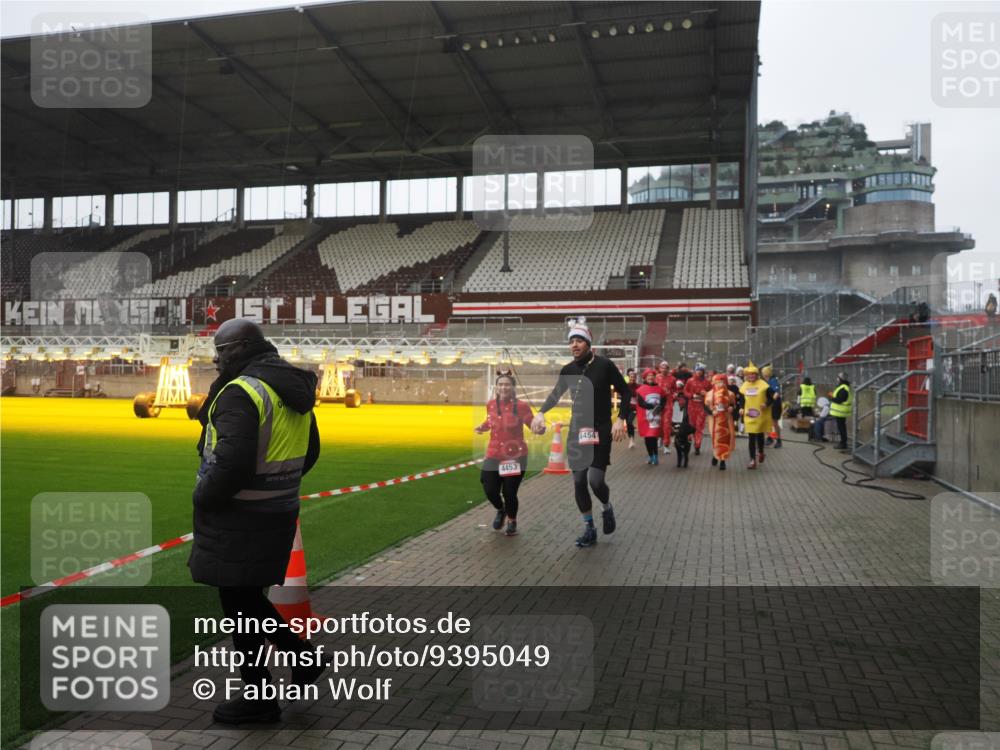 07.12.2025 - St. Pauli X-Mass-Run No. 15 Fabian Wolf http://msf.ph/oto/9395049 07.12.2025 10:28:02 Ziel 1507, 1717, 1742, 1745, 3412, 3727, 3729, 3730, 3879, 3881, 3883, 4064, 4065, 4132, 4133, 4189, 4344, 4350, 4453, 4454, 4527, 4538, 4700, 4704, 4708, 4710, 4875 meine-sportfotos.de