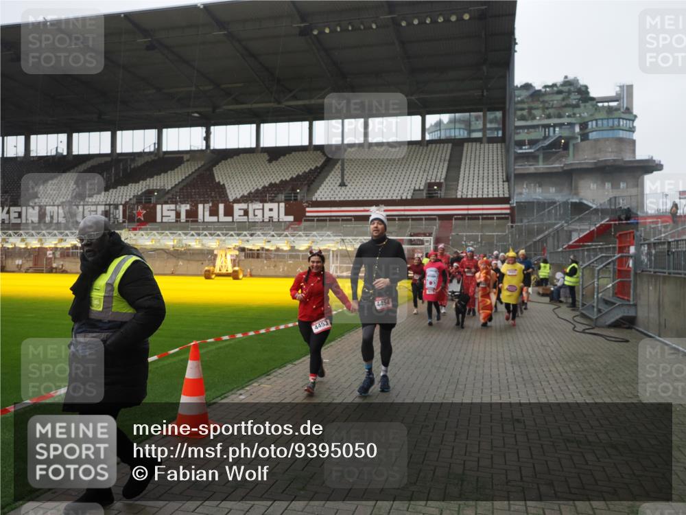 07.12.2025 - St. Pauli X-Mass-Run No. 15 Fabian Wolf http://msf.ph/oto/9395050 07.12.2025 10:28:03 Ziel 1507, 1717, 1742, 1745, 3412, 3727, 3729, 3730, 3879, 3881, 3883, 4064, 4065, 4132, 4133, 4189, 4344, 4350, 4376, 4380, 4453, 4454, 4527, 4538, 4700, 4704, 4708, 4710, 4875 meine-sportfotos.de