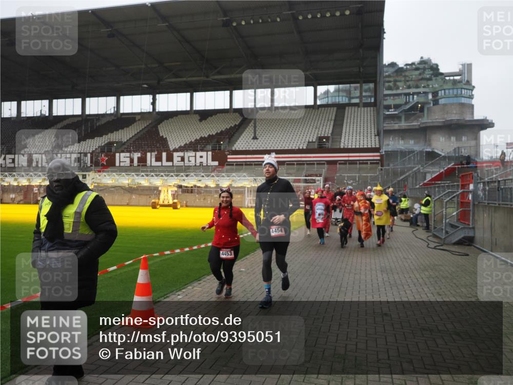 07.12.2025 - St. Pauli X-Mass-Run No. 15 Fabian Wolf http://msf.ph/oto/9395051 07.12.2025 10:28:03 Ziel 1507, 1717, 1742, 1745, 3412, 3727, 3729, 3730, 3879, 3881, 3883, 4064, 4065, 4132, 4133, 4189, 4344, 4350, 4376, 4380, 4453, 4454, 4527, 4538, 4700, 4704, 4708, 4710, 4875 meine-sportfotos.de