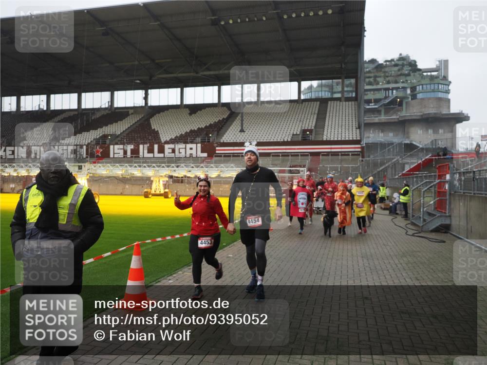07.12.2025 - St. Pauli X-Mass-Run No. 15 Fabian Wolf http://msf.ph/oto/9395052 07.12.2025 10:28:03 Ziel 1507, 1717, 1742, 1745, 3412, 3727, 3729, 3730, 3879, 3881, 3883, 4064, 4065, 4132, 4133, 4189, 4344, 4350, 4376, 4380, 4453, 4454, 4527, 4538, 4700, 4704, 4708, 4710, 4875 meine-sportfotos.de