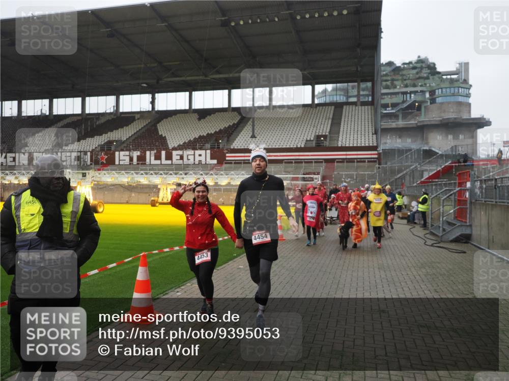 07.12.2025 - St. Pauli X-Mass-Run No. 15 Fabian Wolf http://msf.ph/oto/9395053 07.12.2025 10:28:03 Ziel 1507, 1717, 1742, 1745, 3412, 3727, 3729, 3730, 3879, 3881, 3883, 4064, 4065, 4132, 4133, 4189, 4344, 4350, 4376, 4380, 4453, 4454, 4527, 4538, 4700, 4704, 4708, 4710, 4875 meine-sportfotos.de