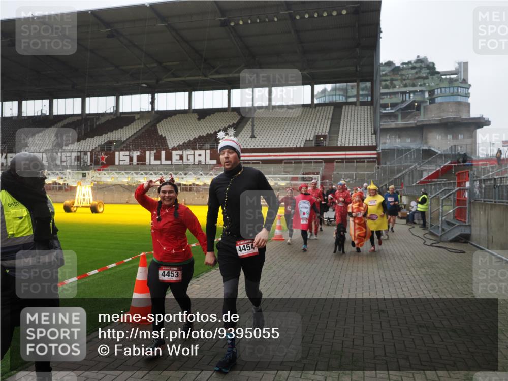 07.12.2025 - St. Pauli X-Mass-Run No. 15 Fabian Wolf http://msf.ph/oto/9395055 07.12.2025 10:28:04 Ziel 1507, 1717, 1742, 1745, 3412, 3727, 3729, 3730, 3879, 3881, 3883, 4064, 4065, 4132, 4133, 4189, 4344, 4350, 4376, 4380, 4453, 4454, 4527, 4538, 4700, 4704, 4708, 4710, 4875 meine-sportfotos.de