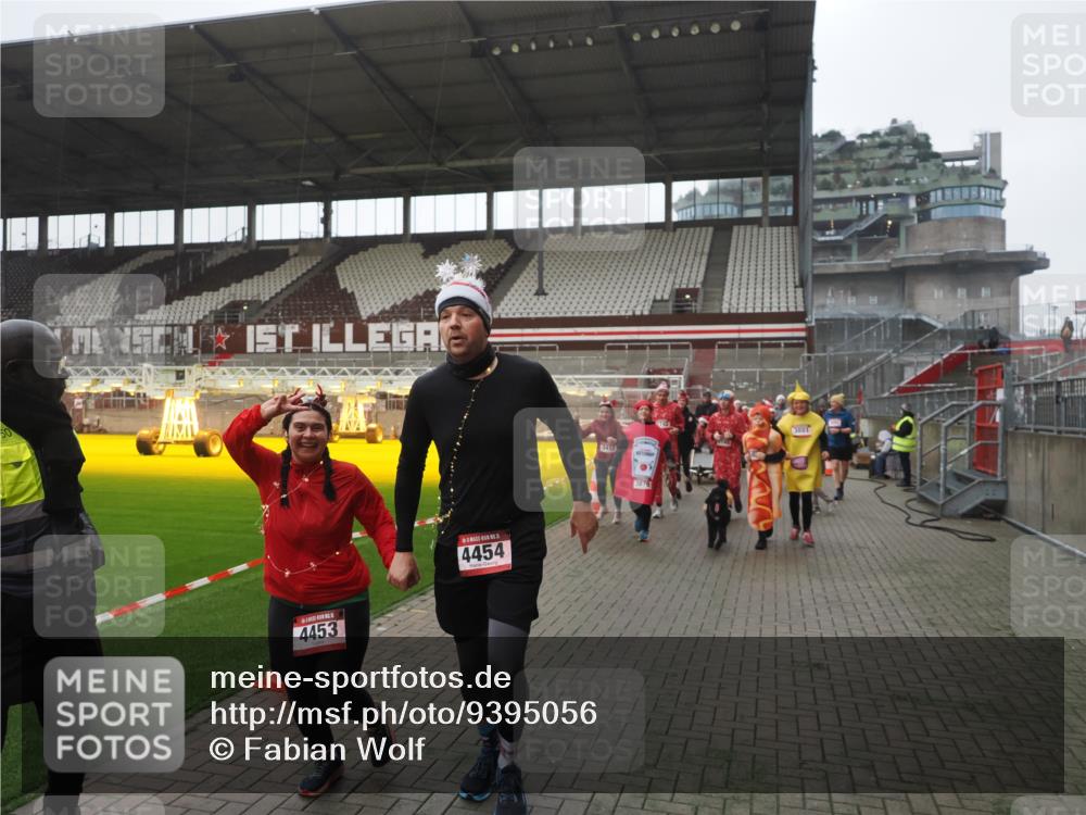 07.12.2025 - St. Pauli X-Mass-Run No. 15 Fabian Wolf http://msf.ph/oto/9395056 07.12.2025 10:28:04 Ziel 1507, 1717, 1742, 1745, 3412, 3727, 3729, 3730, 3879, 3881, 3883, 4064, 4065, 4132, 4133, 4189, 4344, 4350, 4376, 4380, 4453, 4454, 4527, 4538, 4700, 4704, 4708, 4710, 4875 meine-sportfotos.de