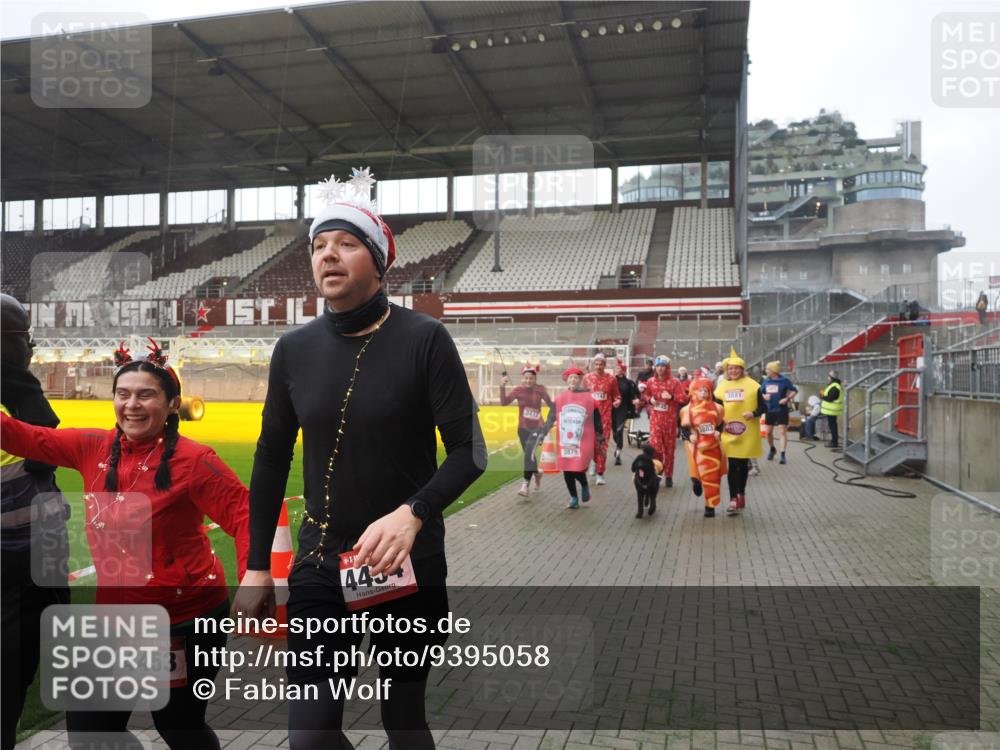 07.12.2025 - St. Pauli X-Mass-Run No. 15 Fabian Wolf http://msf.ph/oto/9395058 07.12.2025 10:28:04 Ziel 1507, 1717, 1742, 1745, 3412, 3727, 3729, 3730, 3879, 3881, 3883, 4064, 4065, 4132, 4133, 4189, 4344, 4350, 4376, 4380, 4453, 4454, 4527, 4538, 4700, 4704, 4708, 4710, 4875 meine-sportfotos.de