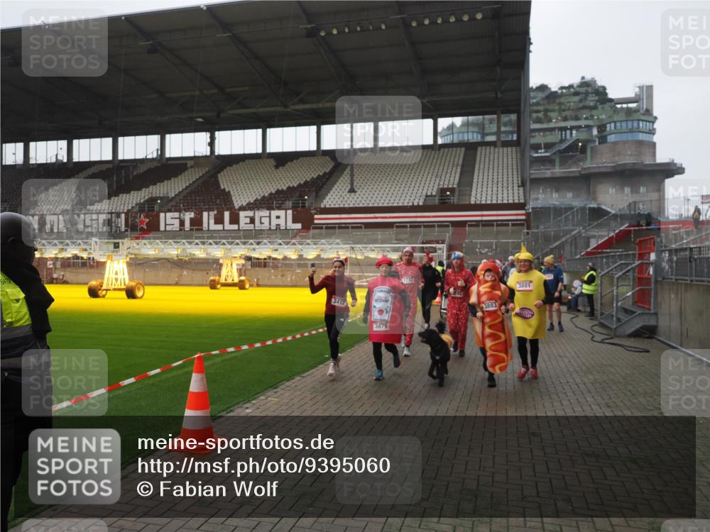 07.12.2025 - St. Pauli X-Mass-Run No. 15 Fabian Wolf http://msf.ph/oto/9395060 07.12.2025 10:28:05 Ziel 1507, 1717, 1742, 1745, 3412, 3727, 3729, 3730, 3879, 3881, 3883, 4064, 4065, 4132, 4133, 4159, 4160, 4189, 4344, 4350, 4376, 4380, 4453, 4454, 4527, 4538, 4700, 4704, 4708, 4710, 4875 meine-sportfotos.de