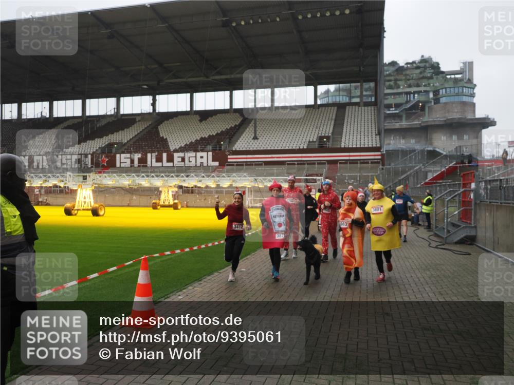 07.12.2025 - St. Pauli X-Mass-Run No. 15 Fabian Wolf http://msf.ph/oto/9395061 07.12.2025 10:28:05 Ziel 1507, 1717, 1742, 1745, 3412, 3727, 3729, 3730, 3879, 3881, 3883, 4064, 4065, 4132, 4133, 4159, 4160, 4189, 4344, 4350, 4376, 4380, 4453, 4454, 4527, 4538, 4700, 4704, 4708, 4710, 4875 meine-sportfotos.de