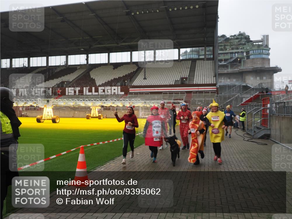 07.12.2025 - St. Pauli X-Mass-Run No. 15 Fabian Wolf http://msf.ph/oto/9395062 07.12.2025 10:28:05 Ziel 1507, 1717, 1742, 1745, 3412, 3727, 3729, 3730, 3879, 3881, 3883, 4064, 4065, 4132, 4133, 4159, 4160, 4189, 4344, 4350, 4376, 4380, 4453, 4454, 4527, 4538, 4700, 4704, 4708, 4710, 4875 meine-sportfotos.de
