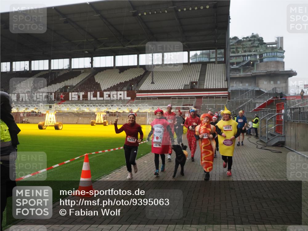 07.12.2025 - St. Pauli X-Mass-Run No. 15 Fabian Wolf http://msf.ph/oto/9395063 07.12.2025 10:28:06 Ziel 1507, 1717, 1742, 1745, 3412, 3727, 3729, 3730, 3879, 3881, 3883, 4064, 4065, 4132, 4133, 4159, 4160, 4189, 4344, 4350, 4376, 4380, 4453, 4454, 4527, 4538, 4700, 4704, 4708, 4710, 4875 meine-sportfotos.de