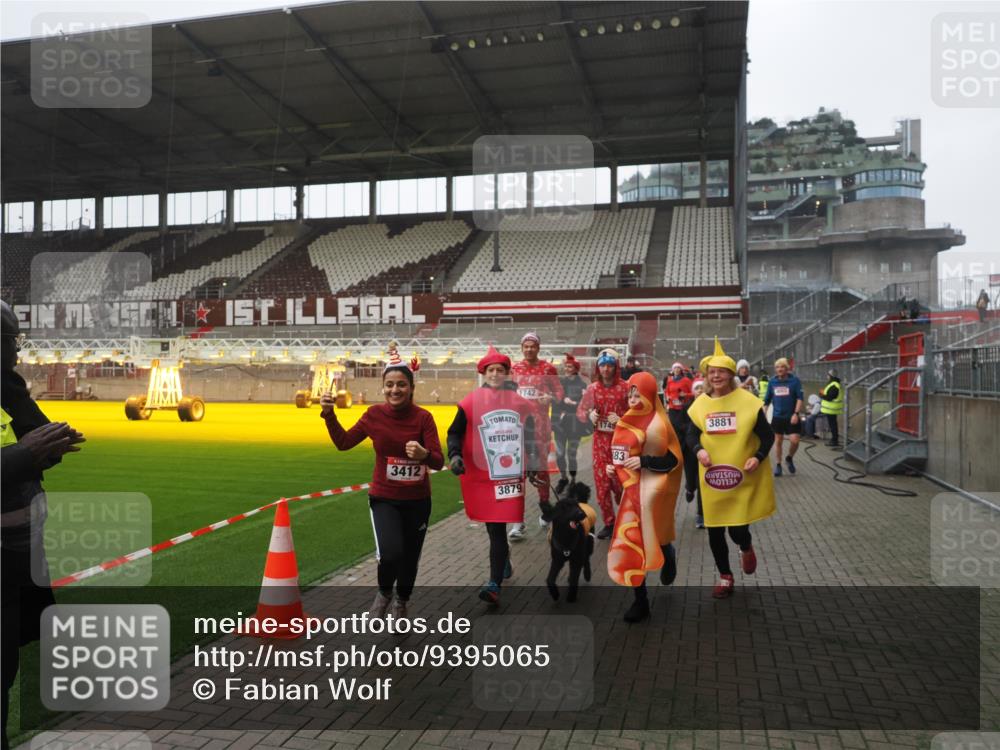 07.12.2025 - St. Pauli X-Mass-Run No. 15 Fabian Wolf http://msf.ph/oto/9395065 07.12.2025 10:28:06 Ziel 1507, 1717, 1742, 1745, 3412, 3727, 3729, 3730, 3879, 3881, 3883, 4064, 4065, 4132, 4133, 4159, 4160, 4189, 4344, 4350, 4376, 4380, 4453, 4454, 4527, 4538, 4700, 4704, 4708, 4710, 4875 meine-sportfotos.de