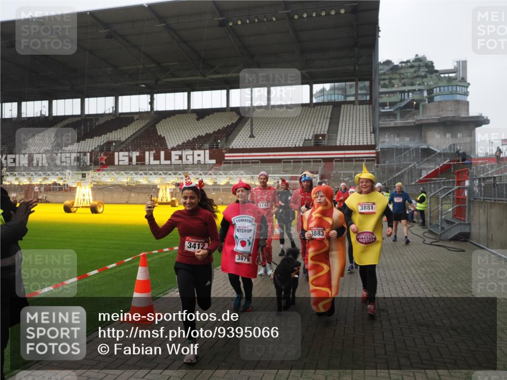 07.12.2025 - St. Pauli X-Mass-Run No. 15 Fabian Wolf http://msf.ph/oto/9395066 07.12.2025 10:28:06 Ziel 1507, 1717, 1742, 1745, 3412, 3727, 3729, 3730, 3879, 3881, 3883, 4064, 4065, 4132, 4133, 4159, 4160, 4189, 4344, 4350, 4376, 4380, 4453, 4454, 4527, 4538, 4700, 4704, 4708, 4710, 4875 meine-sportfotos.de