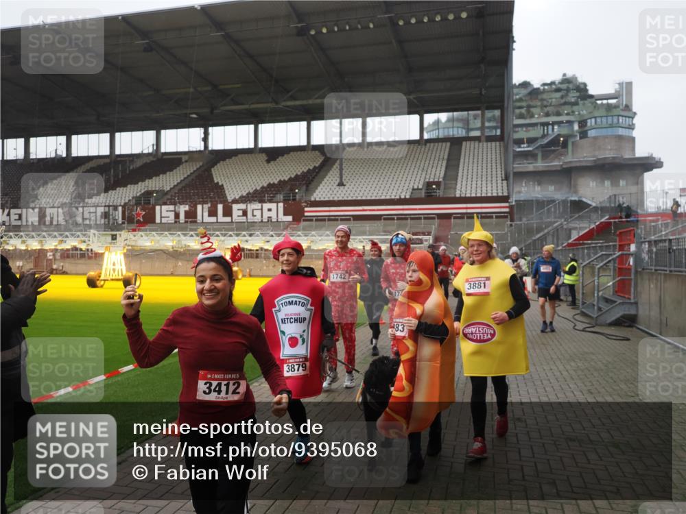 07.12.2025 - St. Pauli X-Mass-Run No. 15 Fabian Wolf http://msf.ph/oto/9395068 07.12.2025 10:28:07 Ziel 1507, 1717, 1742, 1745, 3412, 3727, 3729, 3730, 3879, 3881, 3883, 4064, 4065, 4132, 4133, 4159, 4160, 4189, 4344, 4350, 4376, 4380, 4453, 4454, 4527, 4538, 4700, 4704, 4708, 4710, 4875 meine-sportfotos.de
