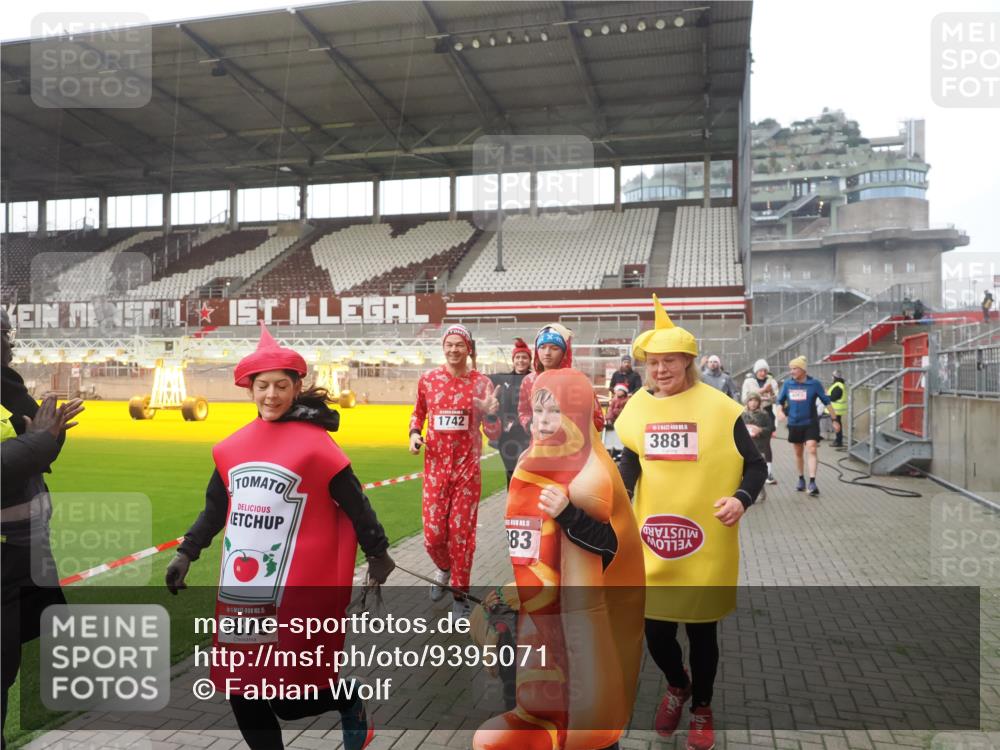 07.12.2025 - St. Pauli X-Mass-Run No. 15 Fabian Wolf http://msf.ph/oto/9395071 07.12.2025 10:28:07 Ziel 1507, 1717, 1742, 1745, 3412, 3727, 3729, 3730, 3879, 3881, 3883, 4064, 4065, 4132, 4133, 4159, 4160, 4189, 4344, 4350, 4376, 4380, 4453, 4454, 4527, 4538, 4700, 4704, 4708, 4710, 4875 meine-sportfotos.de