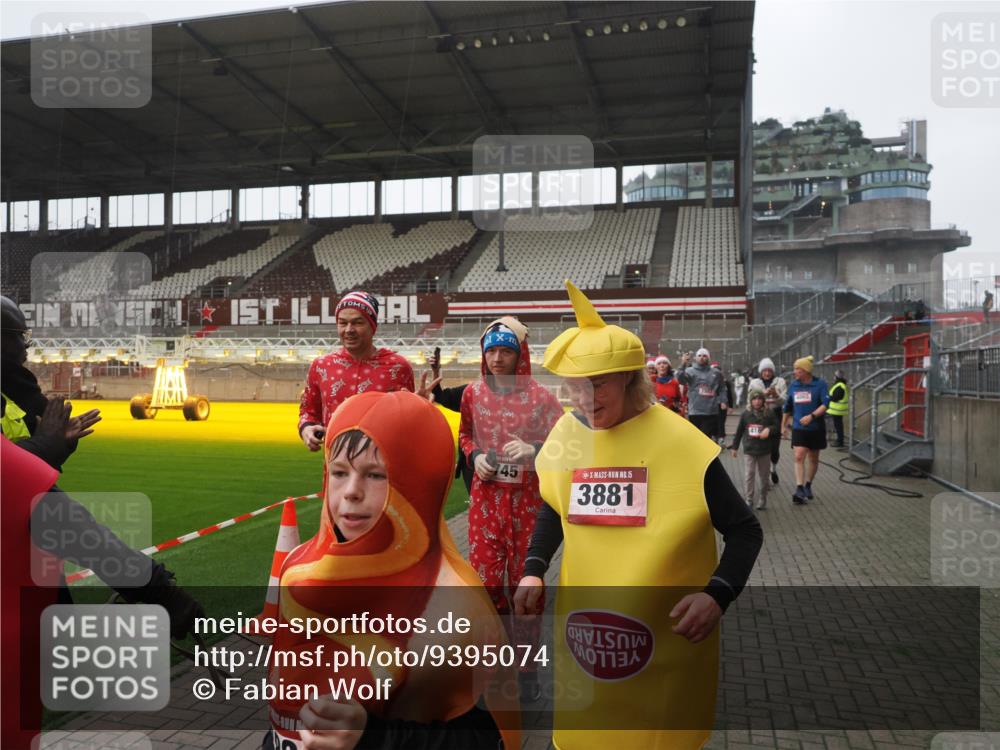 07.12.2025 - St. Pauli X-Mass-Run No. 15 Fabian Wolf http://msf.ph/oto/9395074 07.12.2025 10:28:08 Ziel 1507, 1717, 1742, 1745, 3412, 3413, 3727, 3729, 3730, 3879, 3881, 3883, 4064, 4065, 4132, 4159, 4160, 4189, 4344, 4350, 4376, 4380, 4453, 4454, 4527, 4538, 4697, 4700, 4704, 4708, 4710, 4875 meine-sportfotos.de