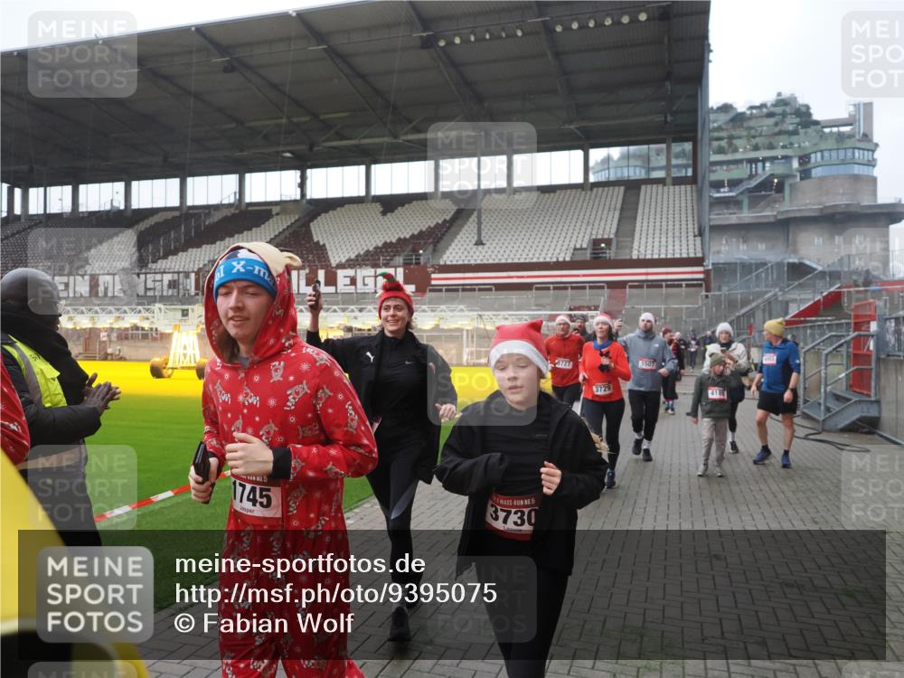 07.12.2025 - St. Pauli X-Mass-Run No. 15 Fabian Wolf http://msf.ph/oto/9395075 07.12.2025 10:28:09 Ziel 1507, 1717, 1742, 1745, 3395, 3412, 3413, 3727, 3729, 3730, 3879, 3881, 3883, 4064, 4065, 4159, 4160, 4189, 4245, 4344, 4350, 4376, 4380, 4453, 4454, 4527, 4538, 4697, 4700, 4701, 4704, 4706, 4708, 4710, 4875 meine-sportfotos.de