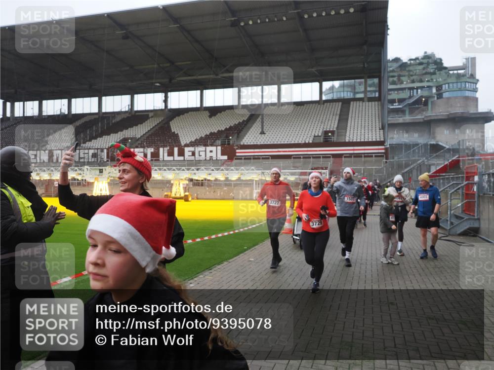 07.12.2025 - St. Pauli X-Mass-Run No. 15 Fabian Wolf http://msf.ph/oto/9395078 07.12.2025 10:28:09 Ziel 1507, 1717, 1742, 1745, 3395, 3412, 3413, 3727, 3729, 3730, 3879, 3881, 3883, 4064, 4065, 4159, 4160, 4189, 4245, 4344, 4350, 4376, 4380, 4453, 4454, 4527, 4538, 4697, 4700, 4701, 4704, 4706, 4708, 4710, 4875 meine-sportfotos.de