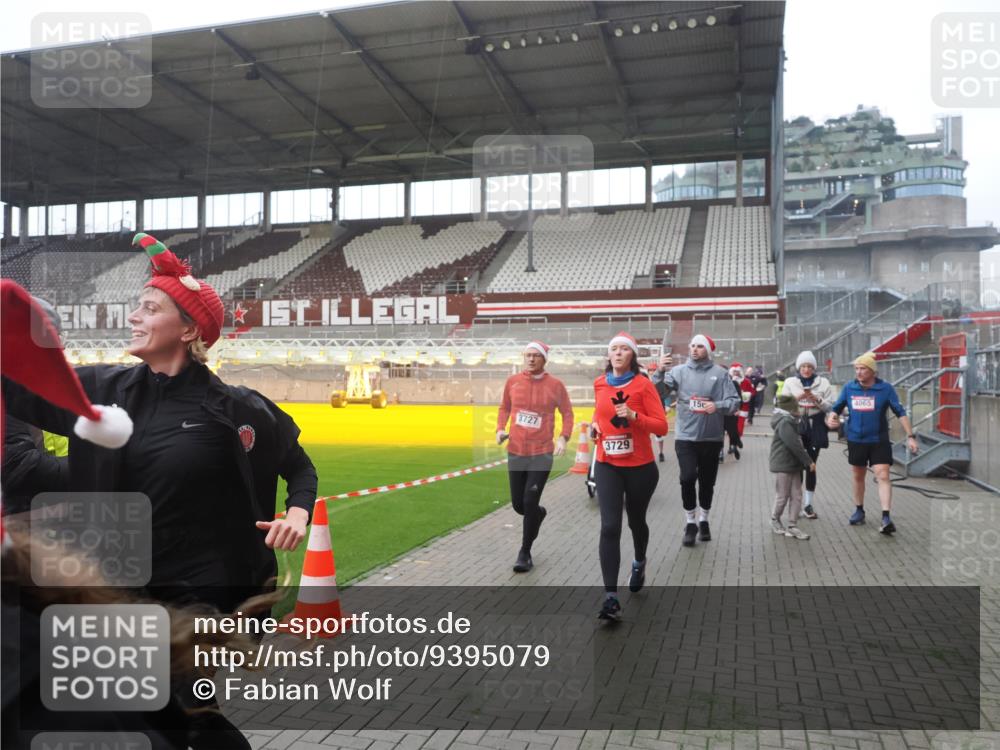 07.12.2025 - St. Pauli X-Mass-Run No. 15 Fabian Wolf http://msf.ph/oto/9395079 07.12.2025 10:28:10 Ziel 1507, 1742, 1745, 3395, 3412, 3413, 3727, 3729, 3730, 3879, 3881, 3883, 4064, 4065, 4159, 4160, 4189, 4245, 4344, 4376, 4380, 4453, 4454, 4527, 4538, 4697, 4698, 4700, 4701, 4702, 4704, 4706, 4707, 4708, 4710 meine-sportfotos.de