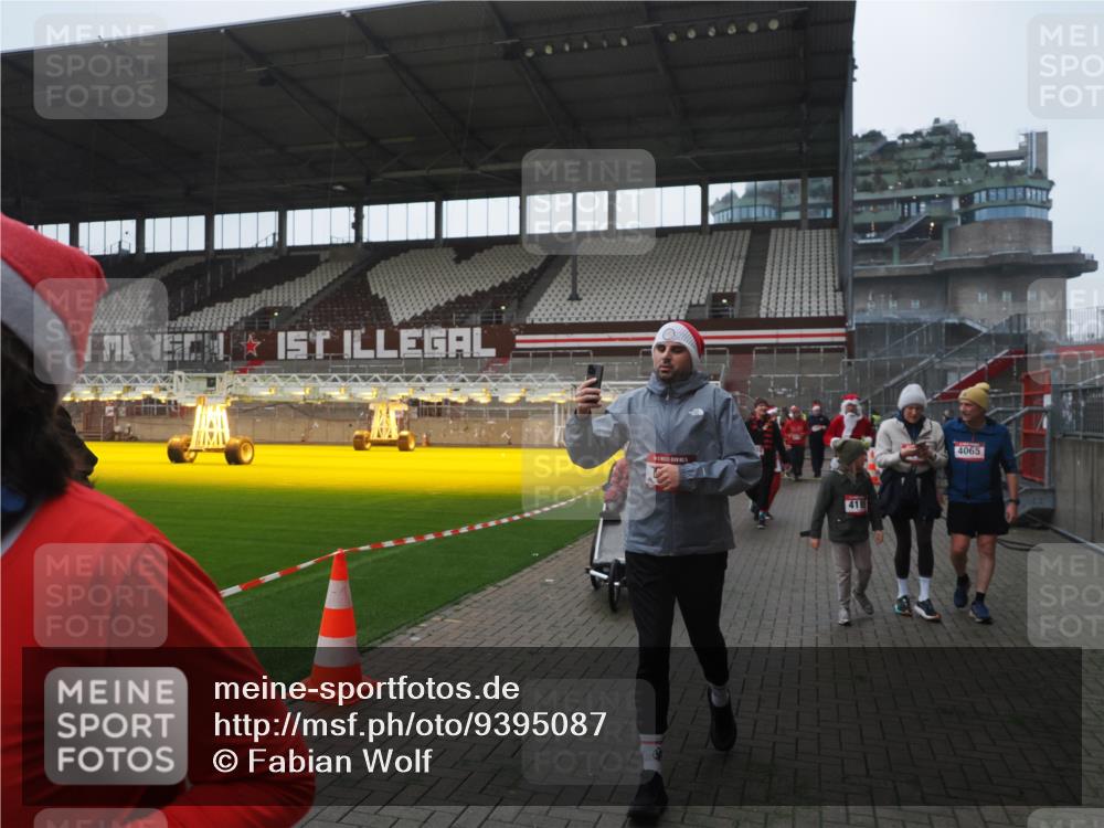 07.12.2025 - St. Pauli X-Mass-Run No. 15 Fabian Wolf http://msf.ph/oto/9395087 07.12.2025 10:28:11 Ziel 1507, 1742, 1745, 3395, 3412, 3413, 3727, 3729, 3730, 3879, 3881, 3883, 4064, 4065, 4159, 4160, 4189, 4245, 4344, 4376, 4380, 4453, 4454, 4527, 4697, 4698, 4700, 4701, 4702, 4704, 4706, 4707, 4708, 4710 meine-sportfotos.de