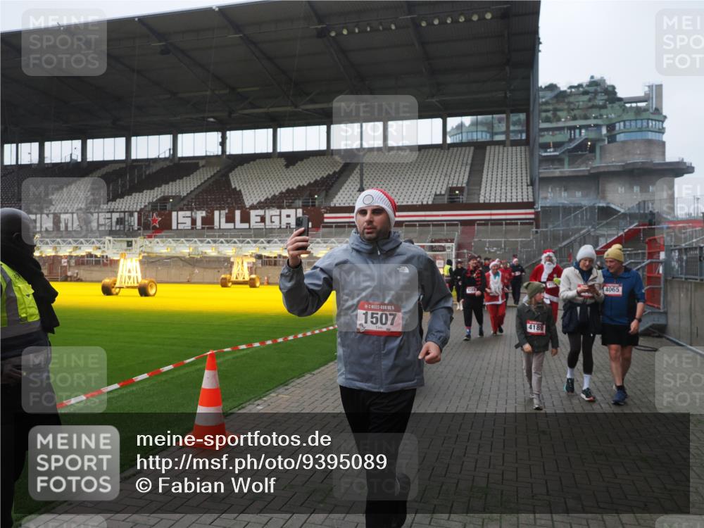 07.12.2025 - St. Pauli X-Mass-Run No. 15 Fabian Wolf http://msf.ph/oto/9395089 07.12.2025 10:28:12 Ziel 1507, 1742, 1745, 2723, 3395, 3412, 3413, 3472, 3727, 3729, 3730, 3879, 3881, 3883, 4064, 4065, 4159, 4160, 4189, 4245, 4344, 4376, 4380, 4453, 4454, 4697, 4698, 4700, 4701, 4702, 4704, 4706, 4707, 4708, 4710 meine-sportfotos.de