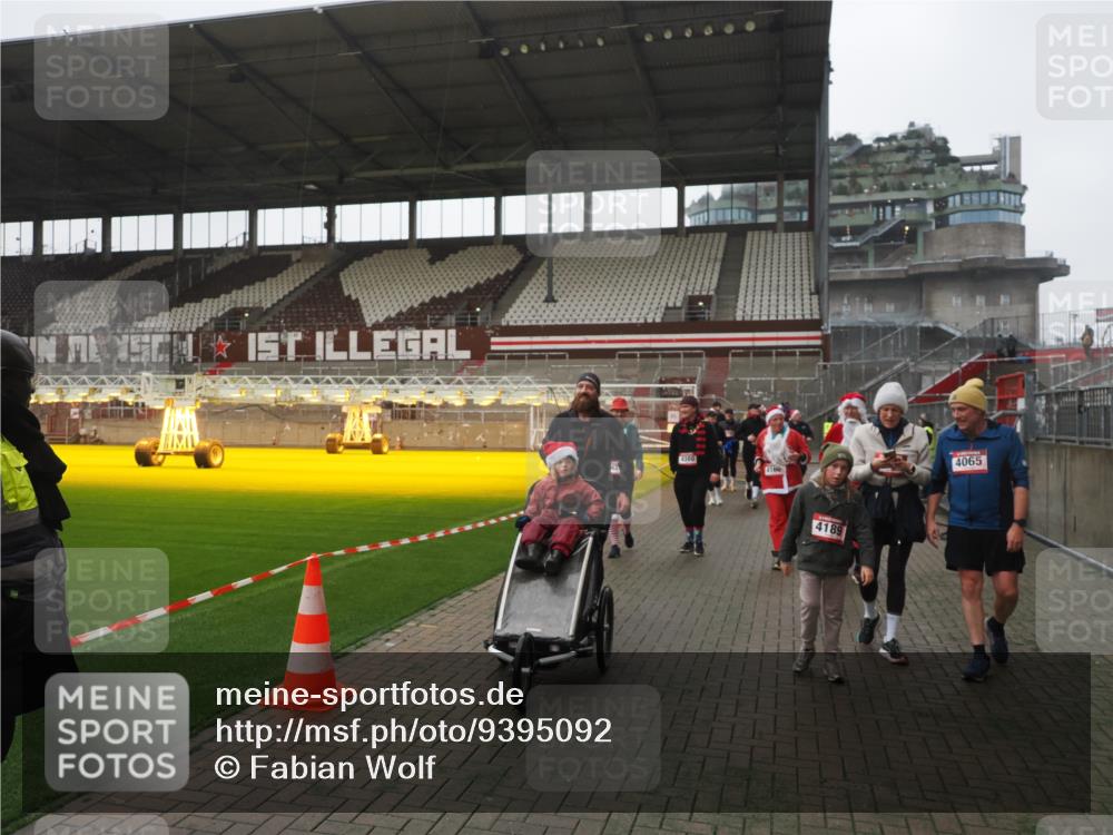 07.12.2025 - St. Pauli X-Mass-Run No. 15 Fabian Wolf http://msf.ph/oto/9395092 07.12.2025 10:28:13 Ziel 1507, 1742, 1745, 2723, 3395, 3412, 3413, 3472, 3727, 3729, 3730, 3879, 3881, 3883, 4064, 4065, 4159, 4160, 4189, 4245, 4344, 4376, 4380, 4453, 4454, 4697, 4698, 4700, 4701, 4702, 4704, 4706, 4707, 4708, 4710 meine-sportfotos.de