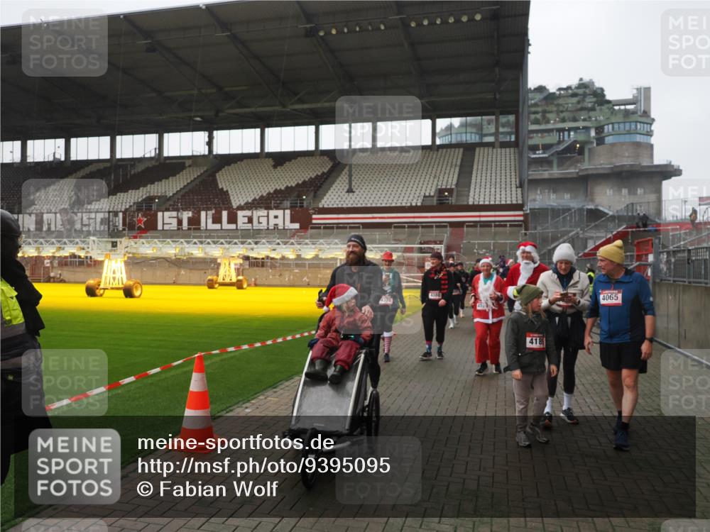 07.12.2025 - St. Pauli X-Mass-Run No. 15 Fabian Wolf http://msf.ph/oto/9395095 07.12.2025 10:28:13 Ziel 1507, 1742, 1745, 2723, 3395, 3412, 3413, 3472, 3727, 3729, 3730, 3879, 3881, 3883, 4064, 4065, 4159, 4160, 4189, 4245, 4344, 4376, 4380, 4453, 4454, 4697, 4698, 4700, 4701, 4702, 4704, 4706, 4707, 4708, 4710 meine-sportfotos.de