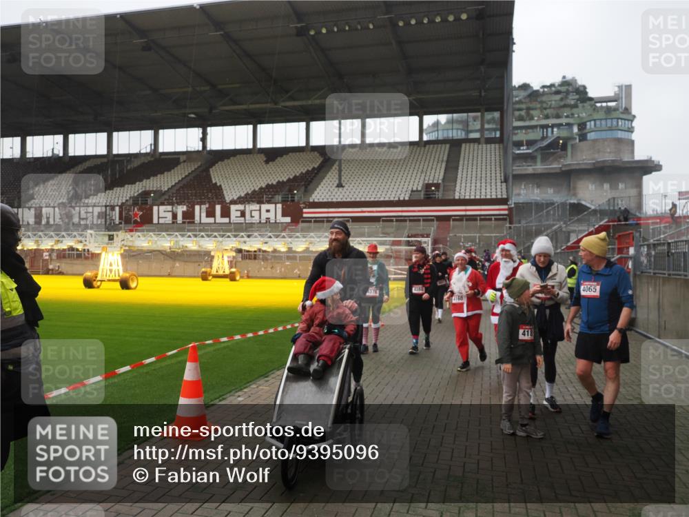 07.12.2025 - St. Pauli X-Mass-Run No. 15 Fabian Wolf http://msf.ph/oto/9395096 07.12.2025 10:28:14 Ziel 1507, 1742, 1745, 2526, 2723, 3395, 3412, 3413, 3472, 3727, 3729, 3730, 3879, 3881, 3883, 4064, 4065, 4159, 4160, 4189, 4245, 4344, 4376, 4380, 4697, 4698, 4700, 4701, 4702, 4704, 4706, 4707, 4708, 4710 meine-sportfotos.de