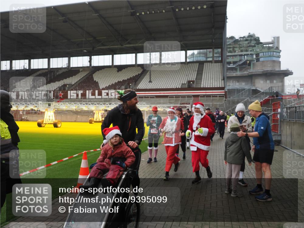 07.12.2025 - St. Pauli X-Mass-Run No. 15 Fabian Wolf http://msf.ph/oto/9395099 07.12.2025 10:28:15 Ziel 1507, 1742, 1745, 2526, 2723, 3395, 3412, 3413, 3454, 3472, 3727, 3729, 3730, 3879, 3881, 3883, 4064, 4065, 4159, 4160, 4189, 4245, 4344, 4376, 4380, 4697, 4698, 4700, 4701, 4702, 4704, 4706, 4707, 4708, 4710 meine-sportfotos.de