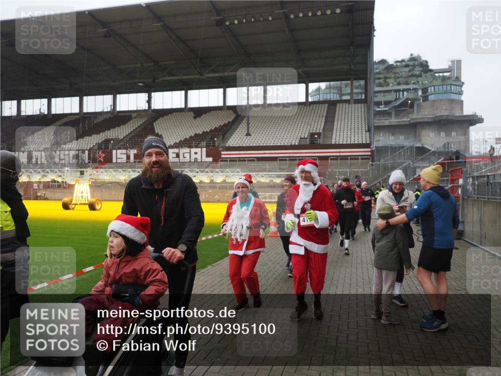 07.12.2025 - St. Pauli X-Mass-Run No. 15 Fabian Wolf http://msf.ph/oto/9395100 07.12.2025 10:28:15 Ziel 1507, 1742, 1745, 2526, 2723, 3395, 3412, 3413, 3454, 3472, 3727, 3729, 3730, 3879, 3881, 3883, 4064, 4065, 4159, 4160, 4189, 4245, 4344, 4376, 4380, 4697, 4698, 4700, 4701, 4702, 4704, 4706, 4707, 4708, 4710 meine-sportfotos.de
