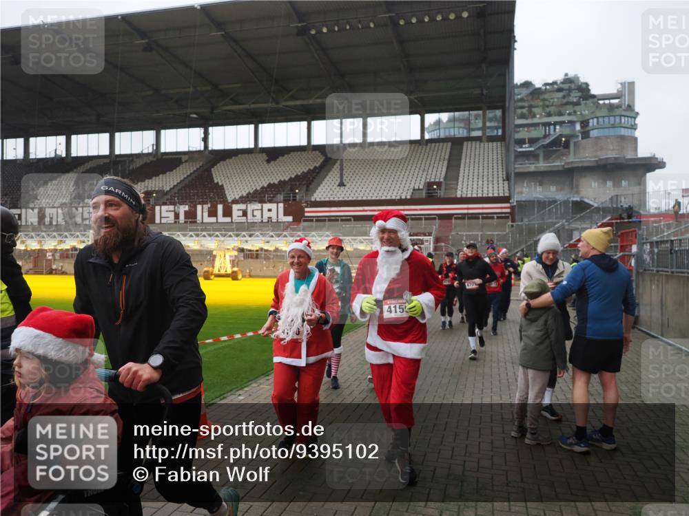 07.12.2025 - St. Pauli X-Mass-Run No. 15 Fabian Wolf http://msf.ph/oto/9395102 07.12.2025 10:28:16 Ziel 1507, 1742, 1745, 2526, 2723, 3395, 3412, 3413, 3454, 3472, 3727, 3729, 3730, 3879, 3881, 3883, 4064, 4065, 4159, 4160, 4189, 4245, 4344, 4376, 4380, 4697, 4698, 4700, 4701, 4702, 4704, 4706, 4707, 4708, 4710 meine-sportfotos.de