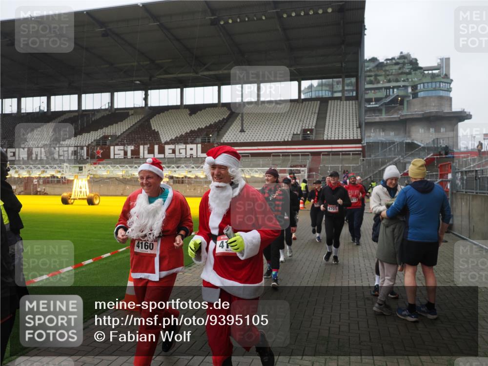 07.12.2025 - St. Pauli X-Mass-Run No. 15 Fabian Wolf http://msf.ph/oto/9395105 07.12.2025 10:28:16 Ziel 1507, 1742, 1745, 2526, 2723, 3395, 3412, 3413, 3454, 3472, 3727, 3729, 3730, 3879, 3881, 3883, 4064, 4065, 4159, 4160, 4189, 4245, 4344, 4376, 4380, 4697, 4698, 4700, 4701, 4702, 4704, 4706, 4707, 4708, 4710 meine-sportfotos.de