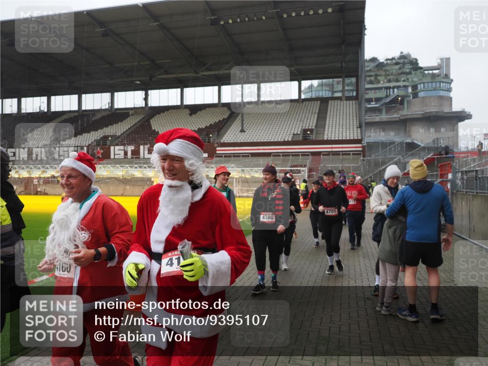 07.12.2025 - St. Pauli X-Mass-Run No. 15 Fabian Wolf http://msf.ph/oto/9395107 07.12.2025 10:28:17 Ziel 1507, 1742, 1745, 2526, 2723, 3395, 3412, 3413, 3454, 3472, 3727, 3729, 3730, 3879, 4064, 4065, 4159, 4160, 4189, 4245, 4344, 4376, 4380, 4697, 4698, 4700, 4701, 4702, 4704, 4706, 4707, 4708, 4710 meine-sportfotos.de
