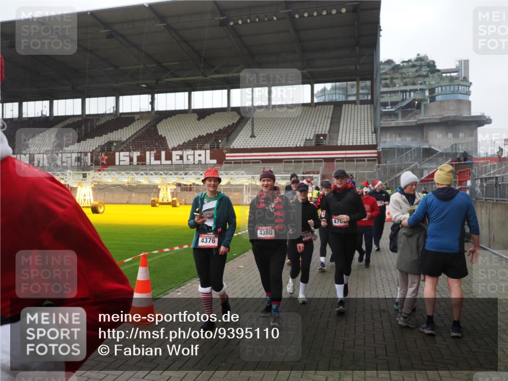 07.12.2025 - St. Pauli X-Mass-Run No. 15 Fabian Wolf http://msf.ph/oto/9395110 07.12.2025 10:28:17 Ziel 1507, 1742, 1745, 2526, 2723, 3395, 3412, 3413, 3454, 3472, 3727, 3729, 3730, 3879, 4064, 4065, 4159, 4160, 4189, 4245, 4344, 4376, 4380, 4697, 4698, 4700, 4701, 4702, 4704, 4706, 4707, 4708, 4710 meine-sportfotos.de