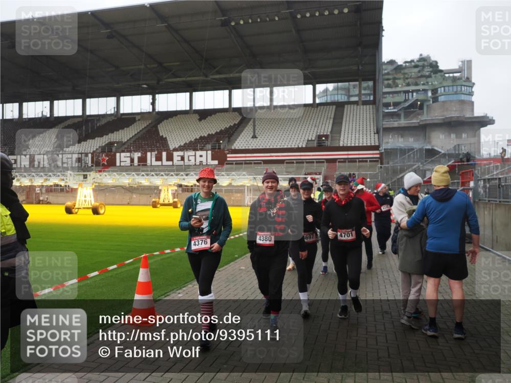 07.12.2025 - St. Pauli X-Mass-Run No. 15 Fabian Wolf http://msf.ph/oto/9395111 07.12.2025 10:28:17 Ziel 1507, 1742, 1745, 2526, 2723, 3395, 3412, 3413, 3454, 3472, 3727, 3729, 3730, 3879, 4064, 4065, 4159, 4160, 4189, 4245, 4344, 4376, 4380, 4697, 4698, 4700, 4701, 4702, 4704, 4706, 4707, 4708, 4710 meine-sportfotos.de