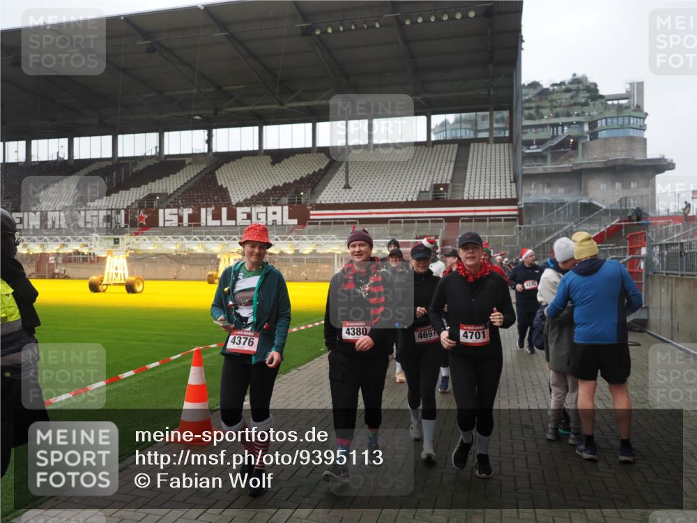 07.12.2025 - St. Pauli X-Mass-Run No. 15 Fabian Wolf http://msf.ph/oto/9395113 07.12.2025 10:28:18 Ziel 1507, 1742, 1745, 2526, 2723, 3395, 3412, 3413, 3454, 3472, 3727, 3729, 3730, 4064, 4065, 4159, 4160, 4245, 4344, 4376, 4380, 4697, 4698, 4700, 4701, 4702, 4704, 4706, 4707, 4708, 4710 meine-sportfotos.de