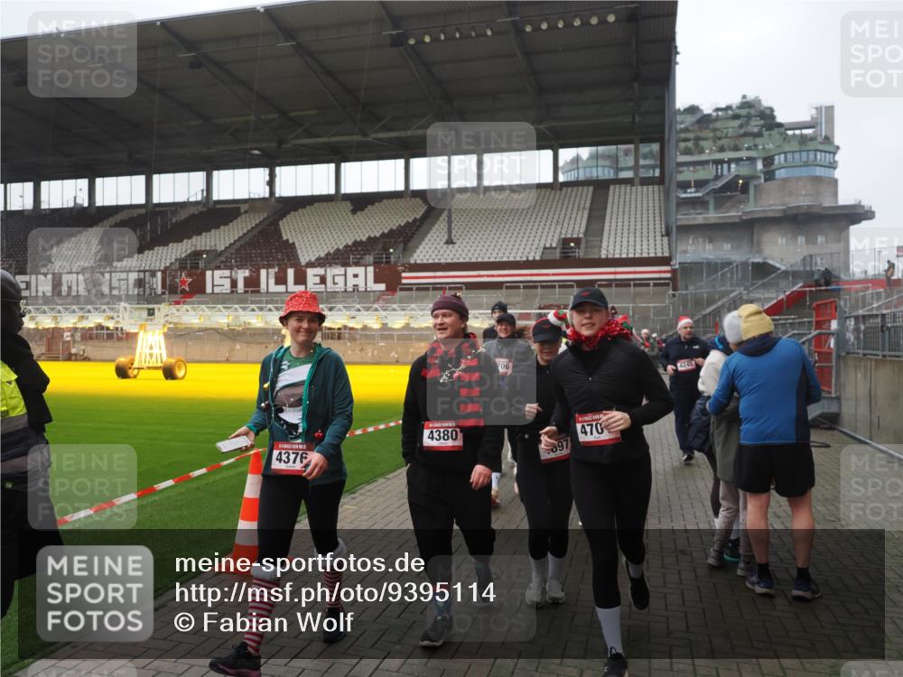 07.12.2025 - St. Pauli X-Mass-Run No. 15 Fabian Wolf http://msf.ph/oto/9395114 07.12.2025 10:28:18 Ziel 1507, 1742, 1745, 2526, 2723, 3395, 3412, 3413, 3454, 3472, 3727, 3729, 3730, 4064, 4065, 4159, 4160, 4245, 4344, 4376, 4380, 4697, 4698, 4700, 4701, 4702, 4704, 4706, 4707, 4708, 4710 meine-sportfotos.de