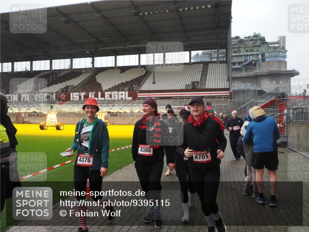 07.12.2025 - St. Pauli X-Mass-Run No. 15 Fabian Wolf http://msf.ph/oto/9395115 07.12.2025 10:28:18 Ziel 1507, 1742, 1745, 2526, 2723, 3395, 3412, 3413, 3454, 3472, 3727, 3729, 3730, 4064, 4065, 4159, 4160, 4245, 4344, 4376, 4380, 4697, 4698, 4700, 4701, 4702, 4704, 4706, 4707, 4708, 4710 meine-sportfotos.de