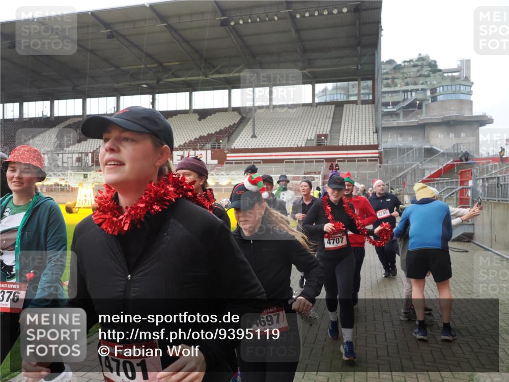 07.12.2025 - St. Pauli X-Mass-Run No. 15 Fabian Wolf http://msf.ph/oto/9395119 07.12.2025 10:28:19 Ziel 1507, 2526, 2723, 3395, 3412, 3413, 3454, 3472, 3727, 3729, 3730, 4064, 4159, 4160, 4245, 4344, 4376, 4380, 4697, 4698, 4700, 4701, 4702, 4704, 4706, 4707, 4708, 4710 meine-sportfotos.de