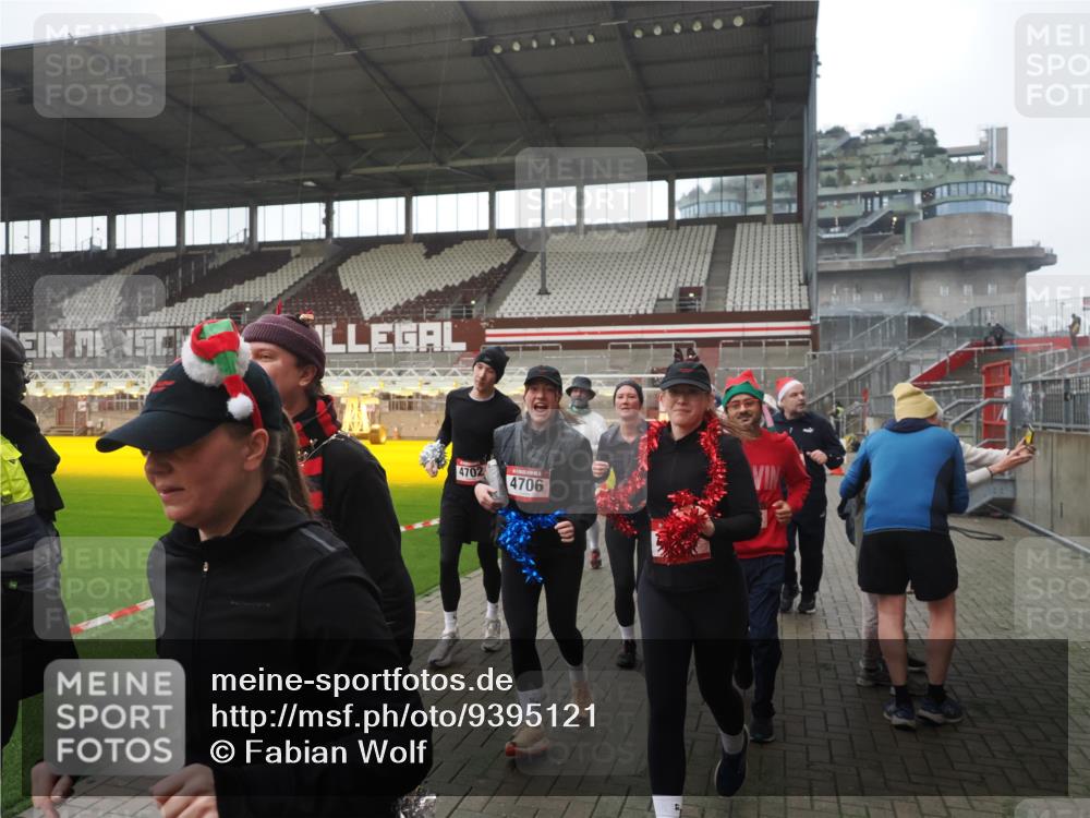 07.12.2025 - St. Pauli X-Mass-Run No. 15 Fabian Wolf http://msf.ph/oto/9395121 07.12.2025 10:28:19 Ziel 1507, 2526, 2723, 3395, 3412, 3413, 3454, 3472, 3727, 3729, 3730, 4064, 4159, 4160, 4245, 4344, 4376, 4380, 4697, 4698, 4700, 4701, 4702, 4704, 4706, 4707, 4708, 4710 meine-sportfotos.de