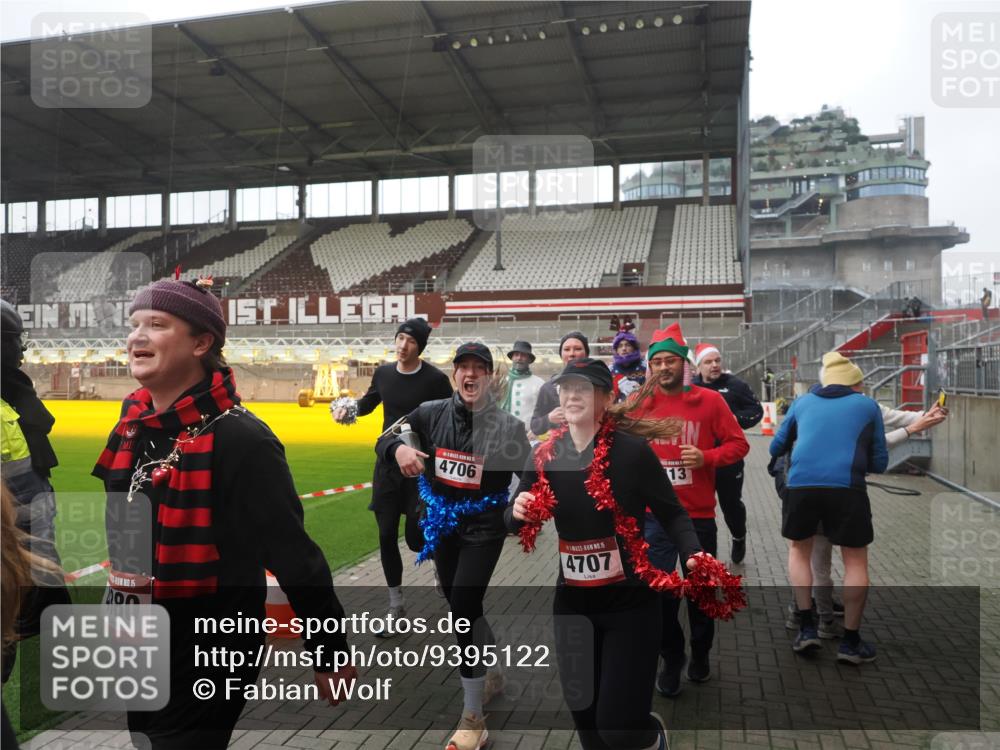 07.12.2025 - St. Pauli X-Mass-Run No. 15 Fabian Wolf http://msf.ph/oto/9395122 07.12.2025 10:28:20 Ziel 1507, 2526, 2723, 3395, 3413, 3454, 3472, 3727, 3729, 4064, 4159, 4160, 4245, 4344, 4355, 4376, 4380, 4388, 4697, 4698, 4701, 4702, 4704, 4706, 4707, 4710 meine-sportfotos.de