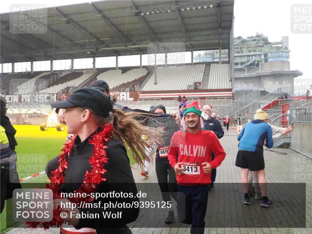 07.12.2025 - St. Pauli X-Mass-Run No. 15 Fabian Wolf http://msf.ph/oto/9395125 07.12.2025 10:28:20 Ziel 1507, 2526, 2723, 3395, 3413, 3454, 3472, 3727, 3729, 4064, 4159, 4160, 4245, 4344, 4355, 4376, 4380, 4388, 4697, 4698, 4701, 4702, 4704, 4706, 4707, 4710 meine-sportfotos.de