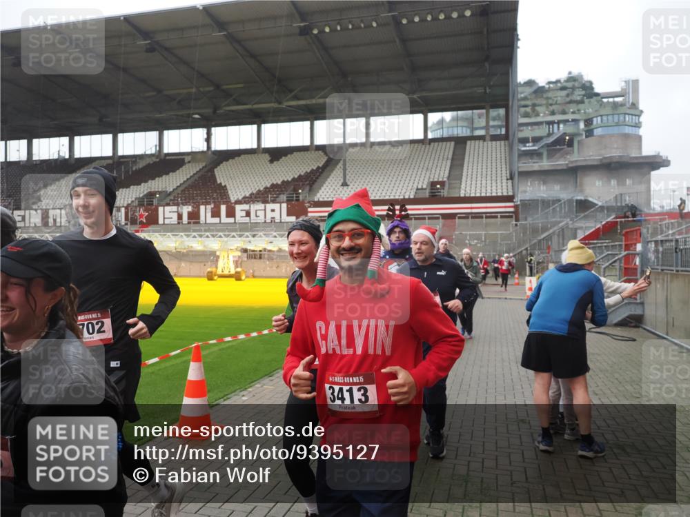 07.12.2025 - St. Pauli X-Mass-Run No. 15 Fabian Wolf http://msf.ph/oto/9395127 07.12.2025 10:28:21 Ziel 1507, 2526, 2723, 3395, 3413, 3454, 3472, 3727, 3729, 4159, 4160, 4245, 4355, 4376, 4380, 4388, 4697, 4698, 4701, 4702, 4704, 4706, 4707 meine-sportfotos.de