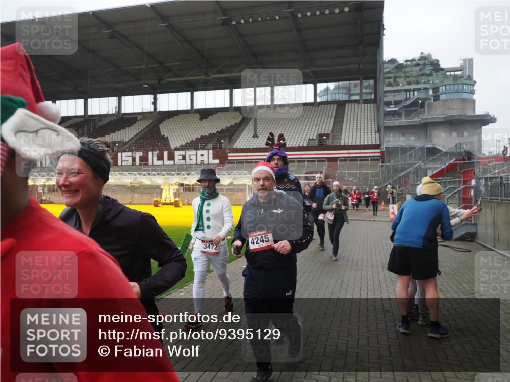 07.12.2025 - St. Pauli X-Mass-Run No. 15 Fabian Wolf http://msf.ph/oto/9395129 07.12.2025 10:28:21 Ziel 1507, 2526, 2723, 3395, 3413, 3454, 3472, 3727, 3729, 4159, 4160, 4245, 4355, 4376, 4380, 4388, 4697, 4698, 4701, 4702, 4704, 4706, 4707 meine-sportfotos.de