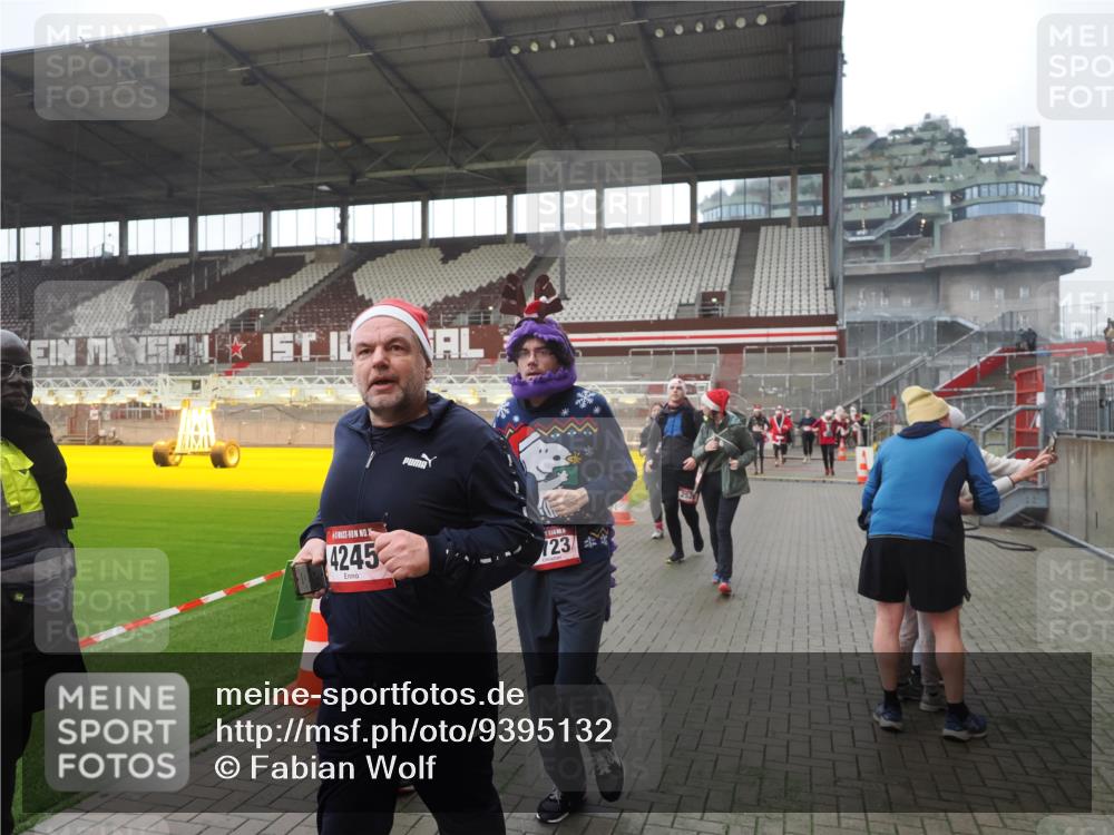 07.12.2025 - St. Pauli X-Mass-Run No. 15 Fabian Wolf http://msf.ph/oto/9395132 07.12.2025 10:28:22 Ziel 412, 2526, 2723, 3395, 3413, 3454, 3472, 3727, 4159, 4160, 4245, 4250, 4355, 4376, 4380, 4388, 4697, 4698, 4701, 4702, 4706, 4707 meine-sportfotos.de