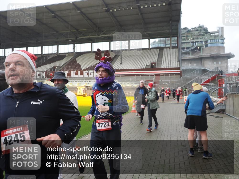 07.12.2025 - St. Pauli X-Mass-Run No. 15 Fabian Wolf http://msf.ph/oto/9395134 07.12.2025 10:28:22 Ziel 412, 2526, 2723, 3395, 3413, 3454, 3472, 3727, 4159, 4160, 4245, 4250, 4355, 4376, 4380, 4388, 4697, 4698, 4701, 4702, 4706, 4707 meine-sportfotos.de