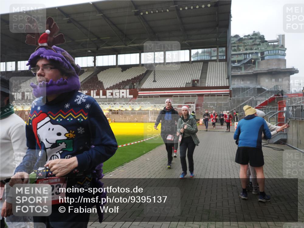 07.12.2025 - St. Pauli X-Mass-Run No. 15 Fabian Wolf http://msf.ph/oto/9395137 07.12.2025 10:28:23 Ziel 412, 2526, 2723, 3395, 3413, 3454, 3472, 4037, 4159, 4160, 4245, 4250, 4355, 4376, 4380, 4388, 4697, 4698, 4701, 4702, 4706, 4707 meine-sportfotos.de